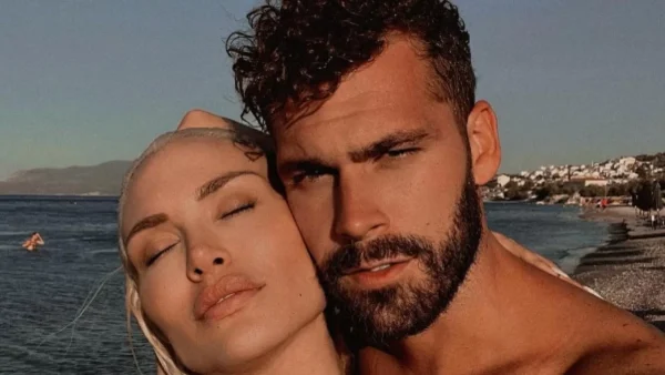 Άλλαξε εντελώς την όψη του σπιτιού τους - Το Χριστουγεννιάτικο δέντρο του Στάθη Σχίζας και της Αλεξάνδρας Παναγιώταρου