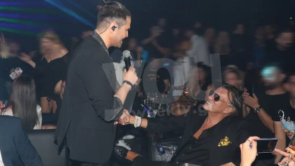 Του πέταγε λουλούδια και τον τραβούσε βίντεο - "Τα έσπασε" ο Ηλίας Ψινάκης στο κέντρο που εμφανίζεται ο Γιώργος Τσαλίκης