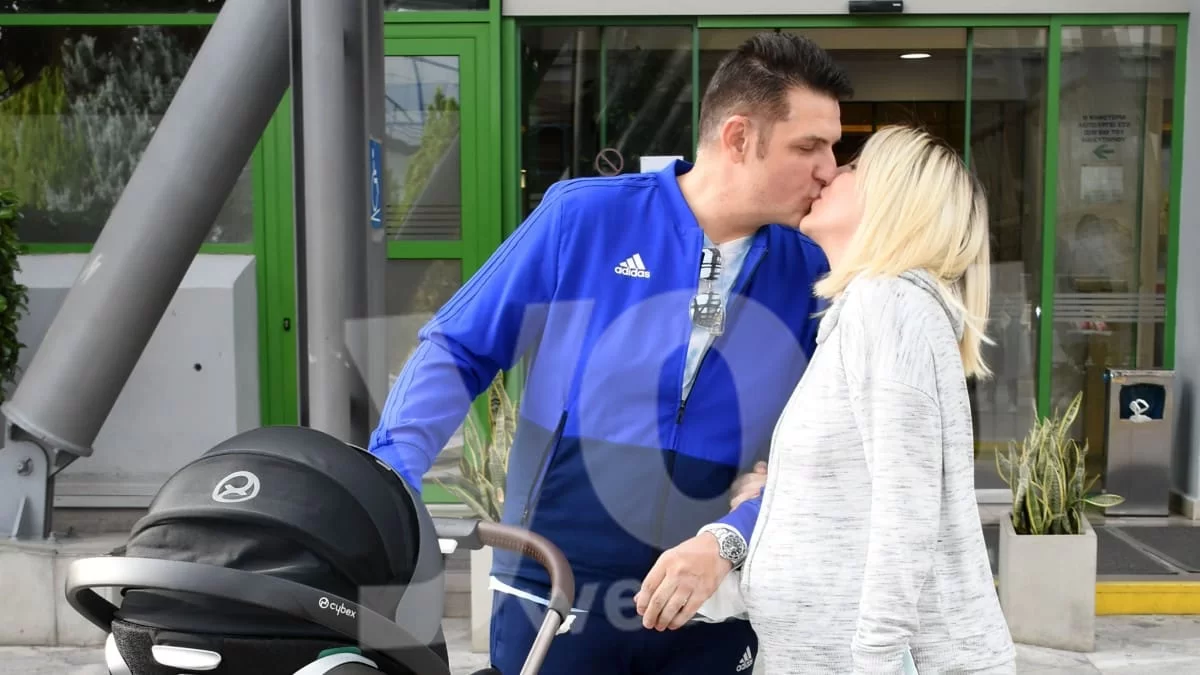 Τα πρώτα φιλιά με τα δίδυμα έξω από το μαιευτήριο - Πήρε εξιτήριο  η γυναίκα του Χρίστου Αντωνιάδη