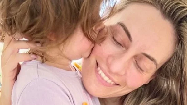 Πρέπει να είναι πάνω από δυο μέτρα - Με ροζ στολίδια το Χριστουγεννιάτικο δέντρο στο σπίτι της Ελεονώρας Μελέτη