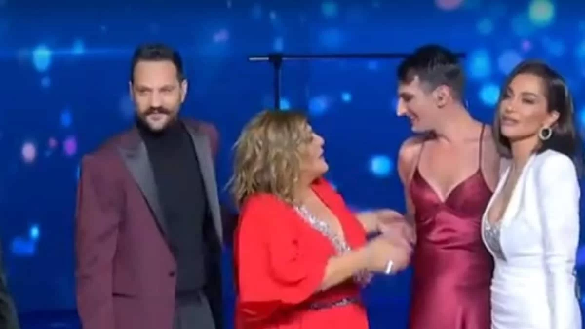 J2US: «Κάτι λείπει από τη Δέσποινα...» - Το αμήχανο σχόλιο του Κοκλώνη για το καυτό μίνι φόρεμα της Βανδή