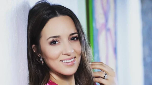 Σκέτο υπερθέαμα: Βίντεο από το χριστουγεννιάτικο δέντρο που στόλισε η Καλομοίρα στο σπίτι της στην Αμερική