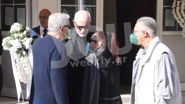 Στη κηδεία της Μίνας Αδαμάκη ο Γιώργος Κιμούλης - Ντυμένος στα μαύρα και ανέκφραστος