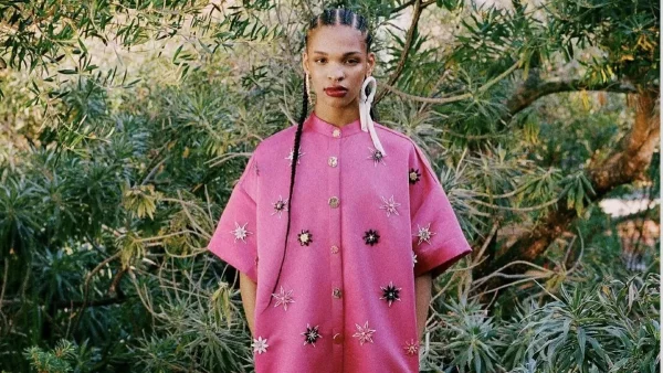 3 μακριά, ρομαντικά, φθινοπωρινά φορέματα και τα κομμάτια που θα χρειαστείς για να τα συνδυάσεις