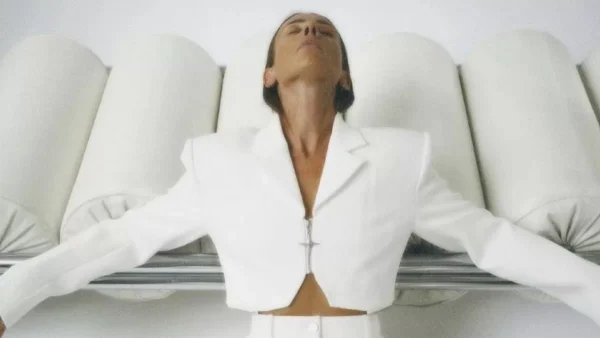 Stunning white: Το κομμάτια που θα φωτίσουν τη μουντή χειμωνιάτικη γκαρνταρόμπα σου