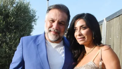 ''Έσκασε'' τούρτα από το πουθενά - Η εντυπωσιακή έκπληξη του Γρηγόρη Αρναούτογλου για τα γενέθλια της Νάνσυ Αντωνίου