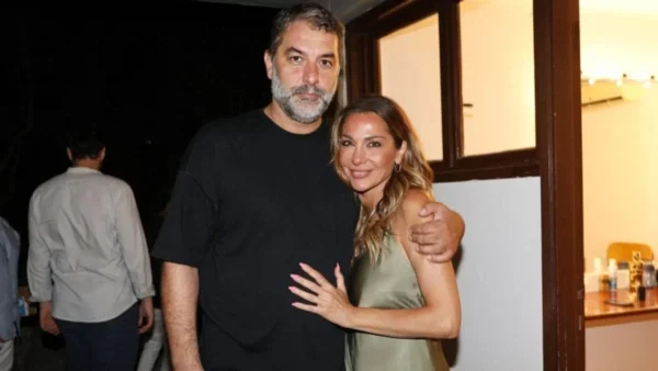 Την αποθέωσε - Η φωτογραφία της Δέσποινας Βανδή που δημοσίευσε ο Βασίλης Μπισμπίκης από την πρεμιέρα της