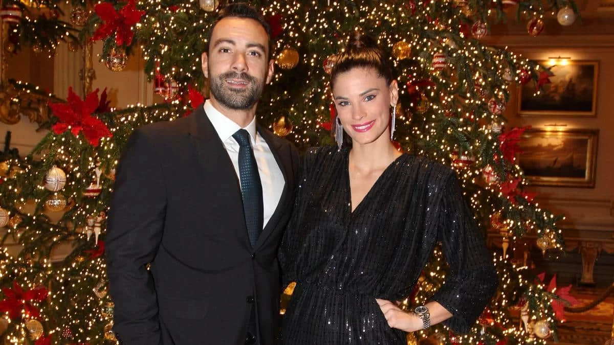 Στιγμές ευτυχίας για την οικογένεια Τανιμανίδη - Σάκης & Χριστίνα στόλισαν μαζί με τις δίδυμες το χριστουγεννιάτικο δέντρο των ονείρων τους