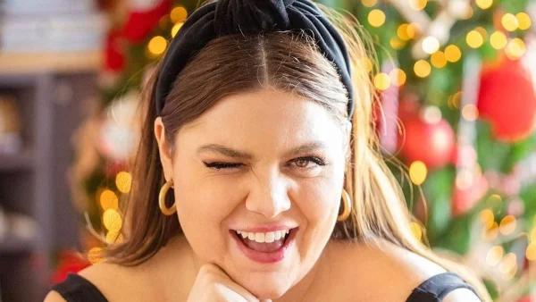 Πανύψηλο σε κόκκινες αποχρώσεις - Το εντυπωσιακό χριστουγεννιάτικο δέντρο στο σπίτι της Δανάης Μπάρκα