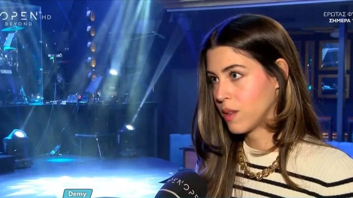 Το κρύβει πίσω από το χαμόγελό της - Η Demy αναγκάστηκε να ανέβει στη σκηνή ενώ είχε πεθάνει ο...