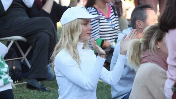 Εντελώς άβαφη με λυτά μαλλιά και γυαλιά στο κεφάλι - Η Δούκισσα Νομικού όπως δεν την έχουμε συνηθίσει