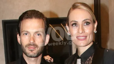 Η Ελεονώρα Μελέτη με total black look, στο πλευρό του Θοδωρή Μαροσούλη, στη θεατρική παράσταση που συντέλεσαν