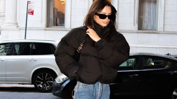 Τα παπούτσια που μίσησες στο παρελθόν τα φοράει τώρα η Emily Ratajkowski, σε ένα εναλλακτικό σχέδιο