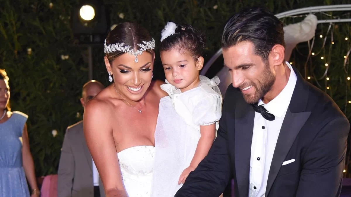 Βούτηξαν μαζί της στην πισίνα - Ξετρελαμένοι Ετεοκλής και Χατζίδου με τα πρώτα μαθήματα κολύμβησης της κόρης τους