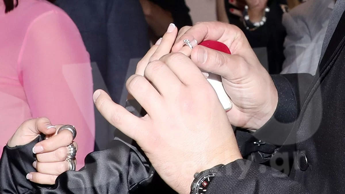 Παντρεύεται αγαπημένο ζευγάρι της ελληνικής showbiz - H ρομαντική πρόταση γάμου και το εντυπωσιακό μονόπετρο