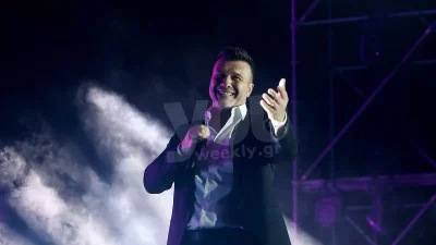 Χριστουγεννιάτικη όαση: Ψηλό, με χρωματιστά λαμπάκια και όλων των ειδών τα στολίδια - Ο Γιάννης Πλούταρχος στόλισε το δέντρο με τα παιδιά του