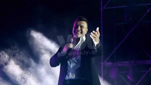 Χριστουγεννιάτικη όαση: Ψηλό, με χρωματιστά λαμπάκια και όλων των ειδών τα στολίδια - Ο Γιάννης Πλούταρχος στόλισε το δέντρο με τα παιδιά του