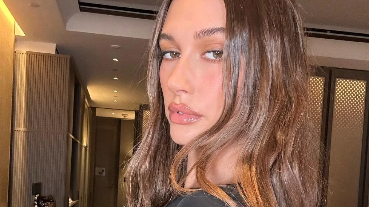 Ο πιο cool συνδυασμός με τα loafers: Πως τα φόρεσε η Hailey Bieber;