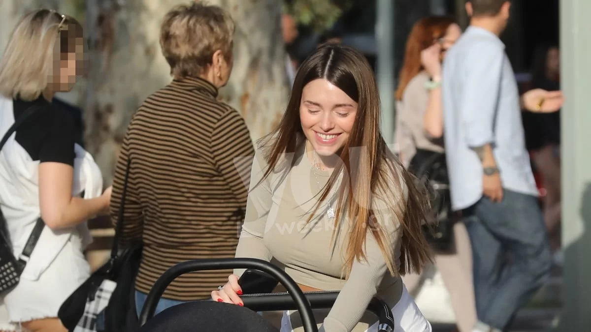 Ιωάννα Σιαμπάνη: Η πρώτη βόλτα με τον νεογέννητο γιο της στην Γλυφάδα - Αυτή είναι η κούκλα μαμά της