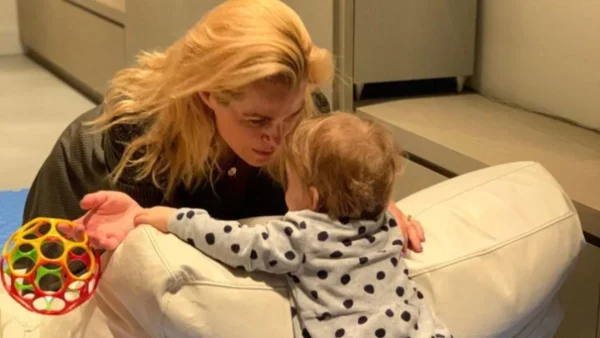 Τζένη Μπότση: Το Χριστουγεννιάτικο δέντρο με τα κόκκινα και χρυσά στολίδια που στόλισε μαζί με την κόρη της