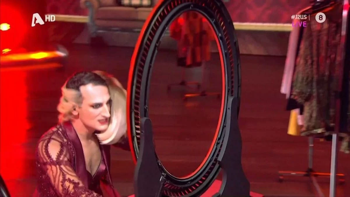 J2US: Από Λόλα μεταμορφώθηκε σε Αντώνης - Σηκώθηκαν από τις θέσεις τους κριτές