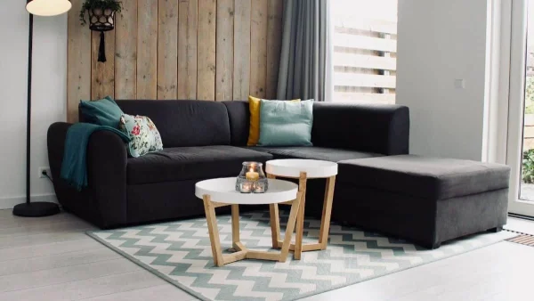 Θα φαίνεται ολοκαίνουργιος για τα Χριστούγεννα: Καθάρισε τον καναπέ σου με μαγειρική σόδα και...