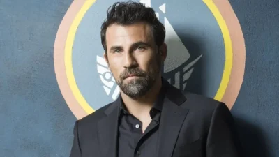 Αγνώριστος χωρίς μούσια ο "κακός" Εισαγγελέας των Παγιδευμένων - Η φωτογραφία του Κίμωνα Κουρή που κάνει τον γύρο του διαδικτύου