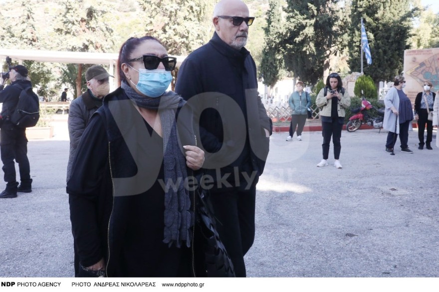 φωτογραφίες από την κηδεία της Μίνας Αδαμάκη & την παρουσία του Γιώργου Κιμούλη