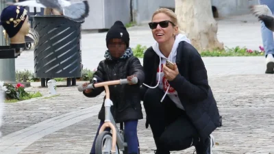 Καθισμένες σε ένα παγκάκι - Η τρυφερή φωτογραφία της Χριστίνας Κοντοβά με τη μικρή Ada στο λιμάνι των Χανιών