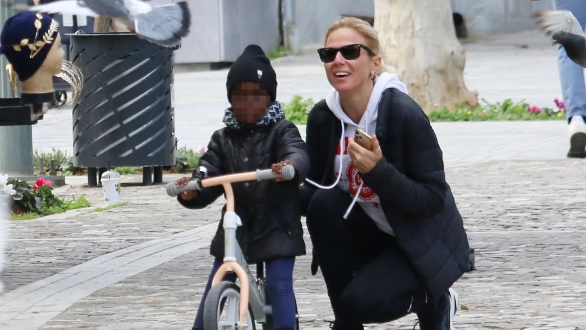 Καθισμένες σε ένα παγκάκι - Η τρυφερή φωτογραφία της Χριστίνας Κοντοβά με τη μικρή Ada στο λιμάνι των Χανιών