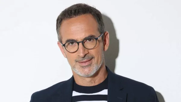 Ατύχημα για τον Κώστα Κρομμύδα - Η φωτογραφία με τους επιδέσμους στο πρόσωπο μέσα από το νοσοκομείο