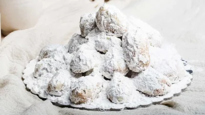 Ο δεκάλογος του τέλειου κουραμπιέ: Πώς να μην διαλύεται στο χέρι αλλά να μην είναι και πέτρα