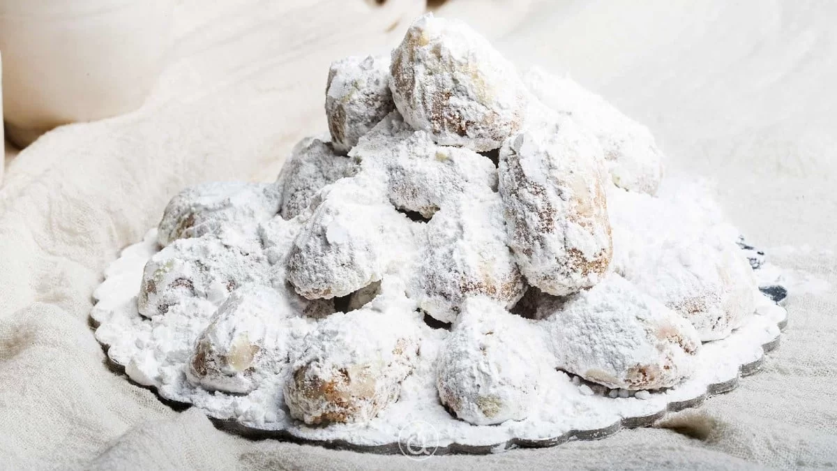 Ο δεκάλογος του τέλειου κουραμπιέ: Πώς να μην διαλύεται στο χέρι αλλά να μην είναι και πέτρα