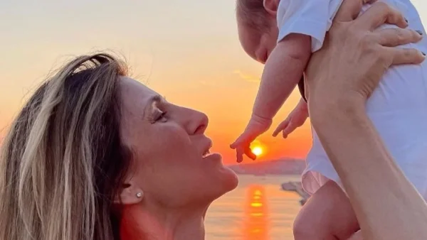 Με μπεζ σκούφο και κορμάκι - Η Σταματοπούλου στόλισε για πρώτη φορά χριστουγεννιάτικο δέντρο με τον γιο της