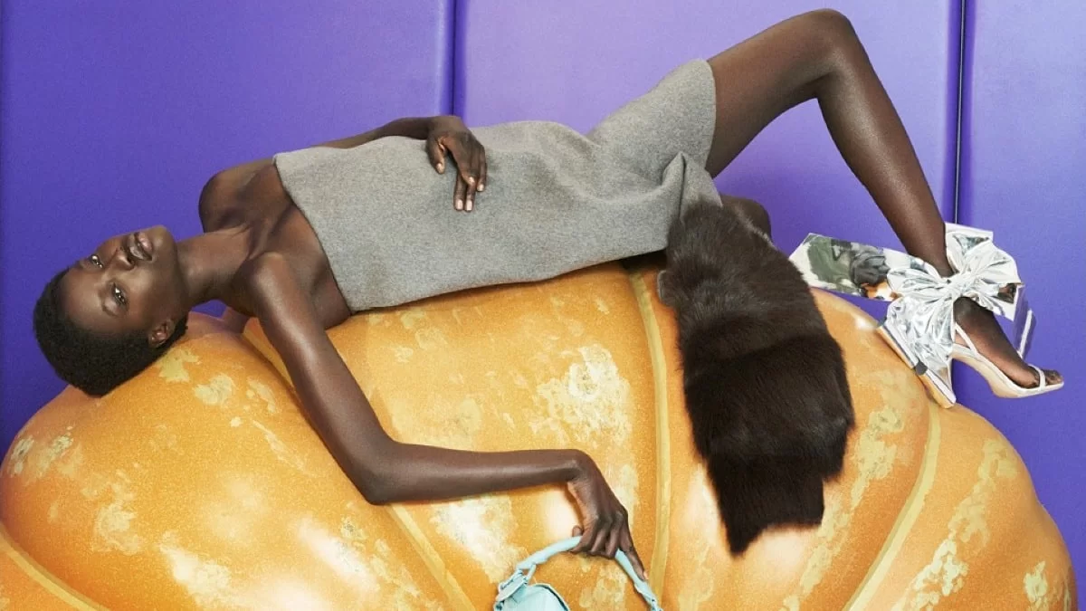 Τα ιδιαίτερα denim παπούτσια του οίκου Loewe είναι η νέα προσθήκη στο καλάθι των fashion enthusiasts