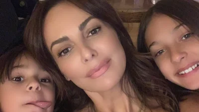 Ντυμένες στα κόκκινα - Η Μπέτυ Μαγγίρα στόλισε το πιο φωτεινό χριστουγεννιάτικο δέντρο με τις κόρες της