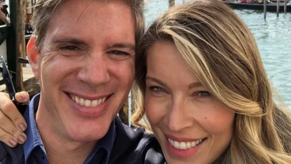 Απλό, λιτό & απέριττο: Μαριέττα Χρουσαλά και Λέων Πατίτσας στόλισαν την έπαυλη τους στο Ελληνικό για τα Χριστούγεννα