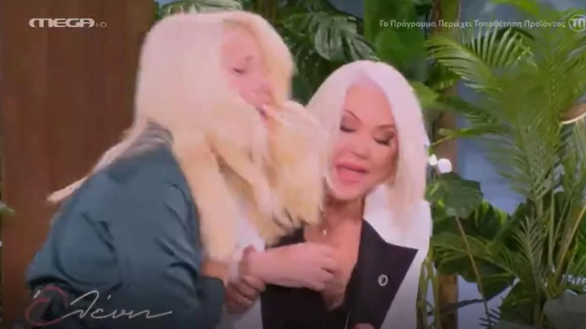 Ασύλληπτο περιστατικό στον πλατό του MEGA - Η Ελένη Μενεγάκη έριξε από τον καναπέ την Ρούλα Κορομηλά