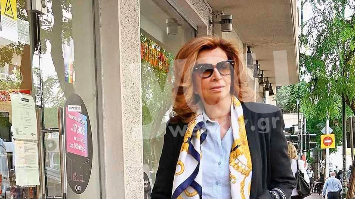 Με sneakers και σκισμένο τζιν στο Κολωνάκι - Αποκλειστικές φωτογραφίες από την εμφάνιση της Μιμής Ντενίση