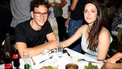 Η Μαίρη Μηνά σε χρέη φωτογράφου - Το τρυφερό στιγμιότυπο του Μιχάλη Σαράντη με τη κόρη του 