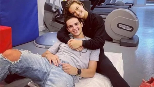 Δεκάδες αντιδράσεις κάτω από την ανάρτηση της Μαρίας Σάκκαρη με τον Κωνσταντίνο Μητσοτάκη από την παραλία