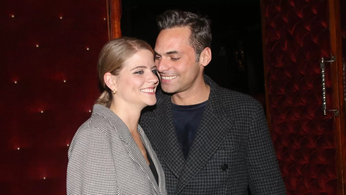 Πάντα στο πλευρό της - Ο Γιώργος Παπαγεωργίου στην πρεμιέρα της Δανάης Μιχαλάκη αγκαλιά με τον πεθερό του