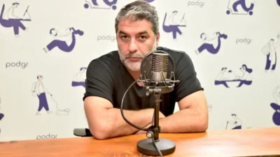 «Δεν τα είχα καλά με τους κυριλέδες, ούτε...» - Οι αποκαλύψεις του Βασίλη Μπισμπίκη στο πρώτο podcast της σειράς Αυτή η νύχτα μένει