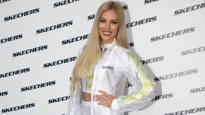 «Παρεξηγηθήκατε που ανέβασα...» - Η απάντηση της Τζούλια Νόβα στις αντιδράσεις για τη φωτογραφία με το μεσαίο δάχτυλο