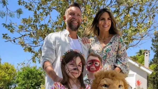 Πελώριο με χρυσά και κόκκινα στολίδια - Το τρυφερό στιγμιότυπο των παιδιών του Βαρδή & της Σκαφίδα μπροστά από το Χριστουγεννιάτικο δέντρο