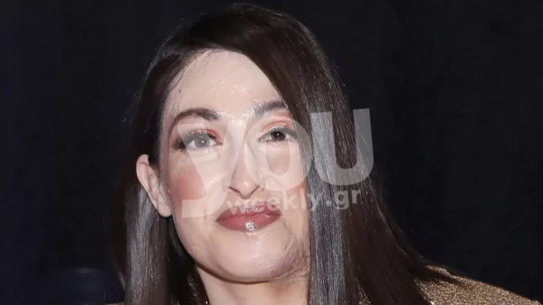 Η Ιωάννα Παλιοσπύρου με συγκλονιστικό σοκολατί κουστούμι, από τον σχεδιαστή Paris Valtadoros, στην Εβδομάδα Μόδας της Αθήνας