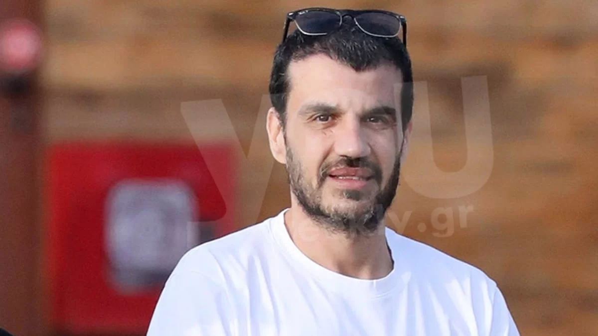 Δίμετρο με χρυσές & λευκές μπάλες - Στόλισε το Χριστουγεννιάτικο δέντρο μαζί με τα παιδιά του ο Παντελής Τουτουντζής