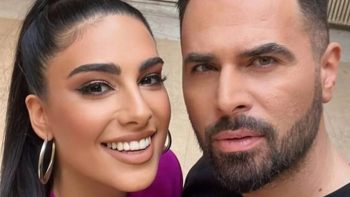 Γιώργος Παπαδόπουλος - Γαλάτεια Βασιλειάδη: Δεν έβαλαν αστέρι στην κορυφή, αλλά... - Η οικογενειακή φωτογραφία μπροστά από το χριστουγεννιάτικο δέντρο