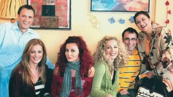 17 χρόνια μετά κάνει τον γύρο του διαδικτύου για πρώτη φορά - Φωτογραφία αποκάλυψη από τα παρασκήνια του Παρά 5