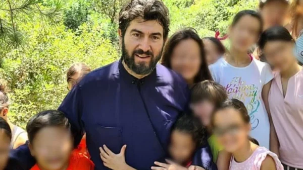 Κιβωτός του Κόσμου: Φωτογραφίες από τα δύο νεαρά αγόρια που είχε υιοθετήσει από το Κονγκό